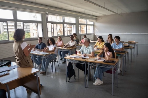 Jugendliche im Klassenzimmer